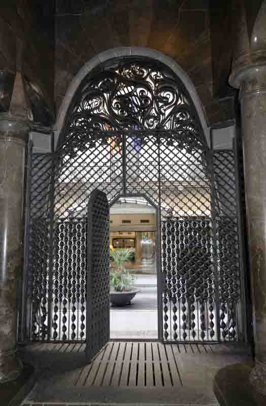 05 - Barcelona - Gaudí - Palacio Güell - vestíbulo de la planta baja y puerta de entrada